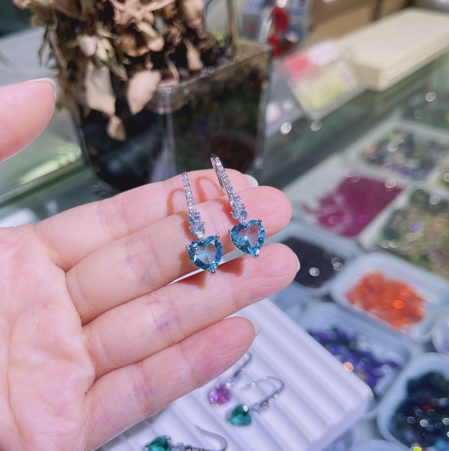 Cercei inima placati cu paladiu si cristale zirconii