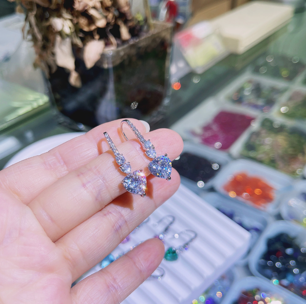 Cercei inima placati cu paladiu si cristale zirconii