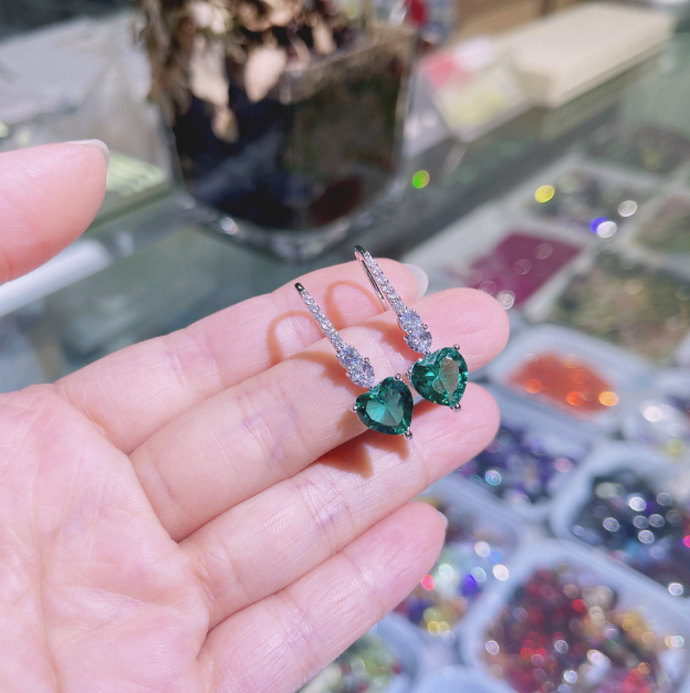 Cercei inima placati cu paladiu si cristale zirconii