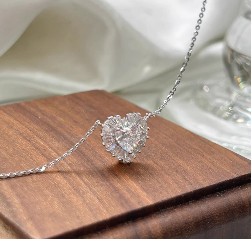 Set placat cu paladiu compus din cercei si colier cu cristale zirconii