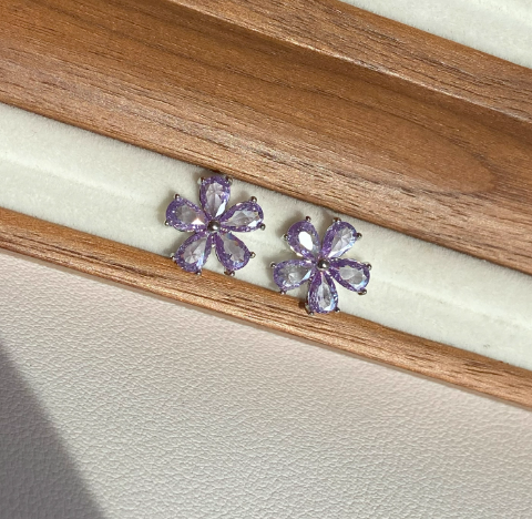 Cercei placati cu paladiu, cu flori din cristale zirconii mov deschis si ace de argint 925