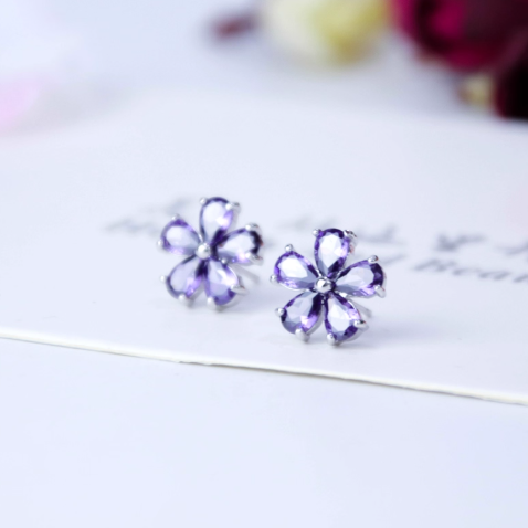 Cercei placati cu paladiu, cu flori din cristale zirconii mov deschis si ace de argint 925