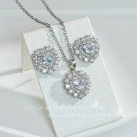 Set placat cu paladiu compus din cercei si colier cu cristale zirconii