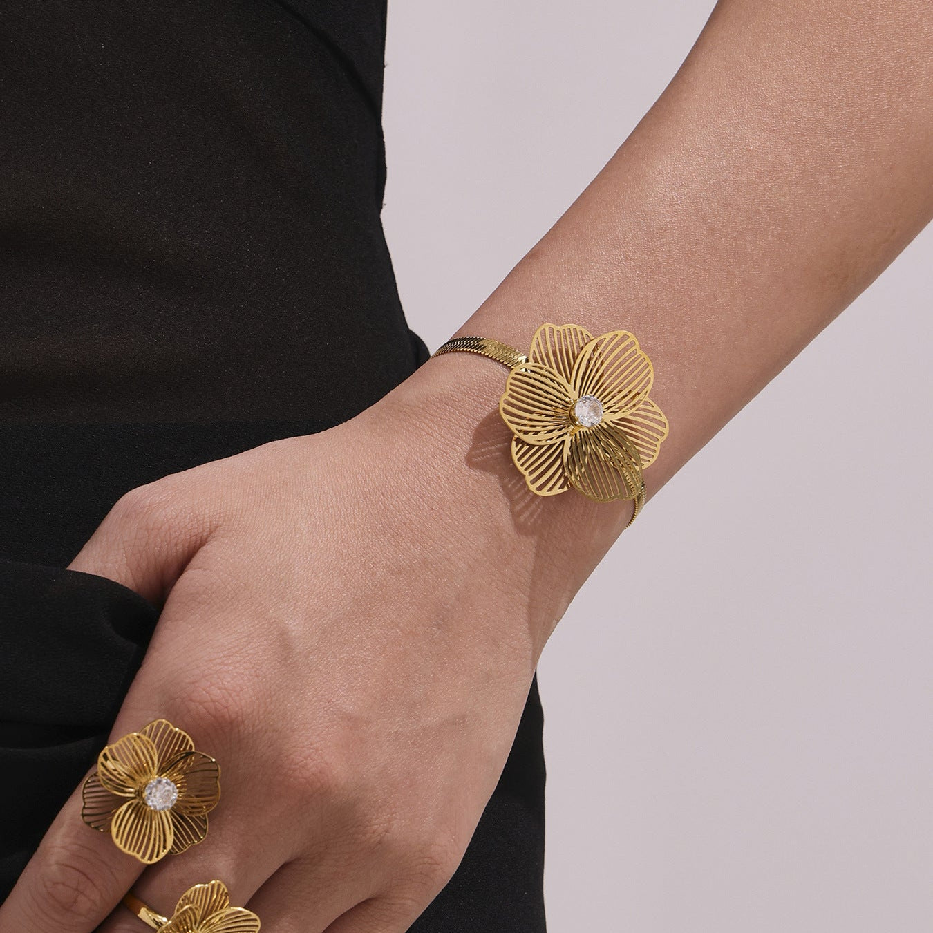 Bratara cu floare 3D din otel inoxidabil placata cu aur 18K