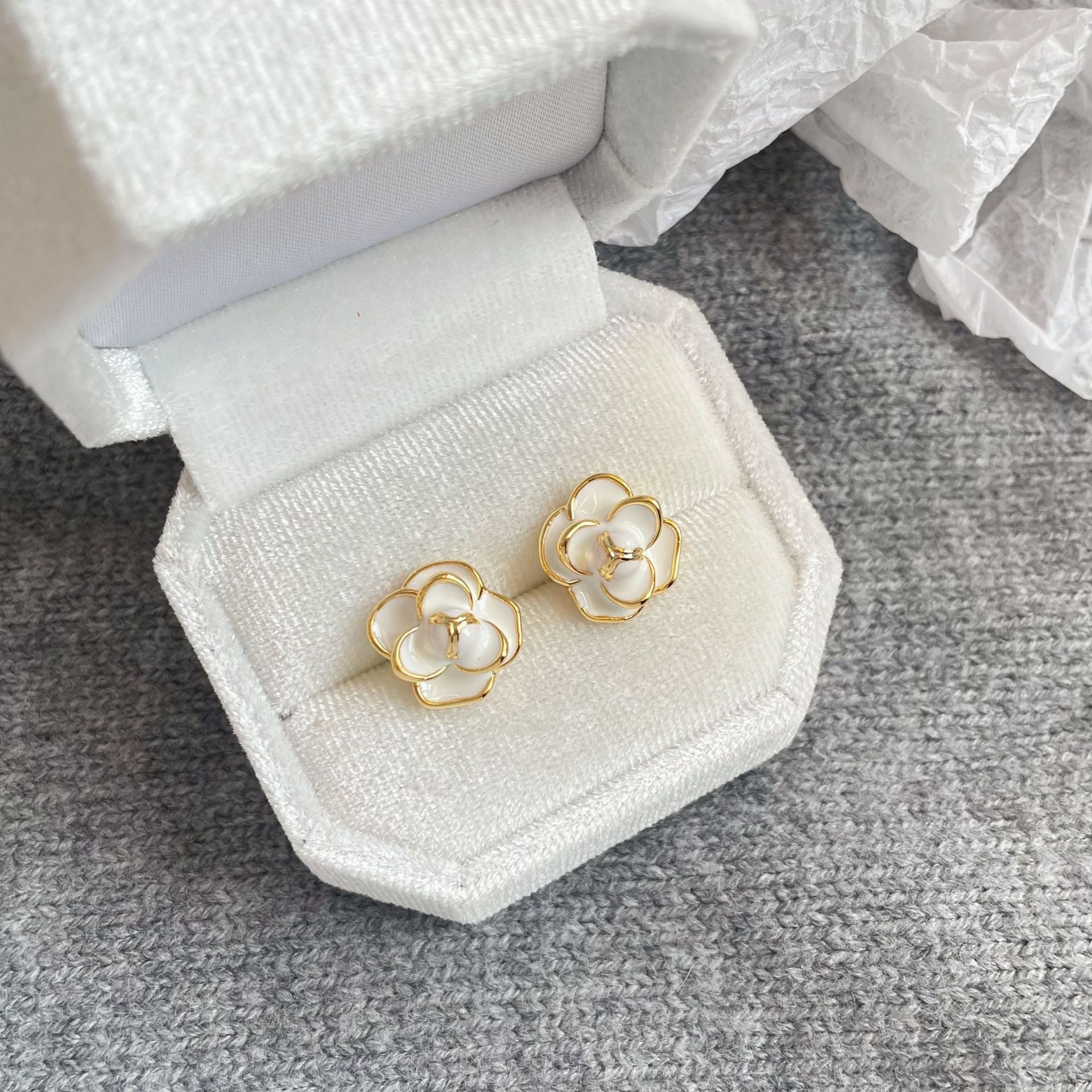 Cercei Camellia cu floare 3D, ace de argint S925 si placare cu aur 18K