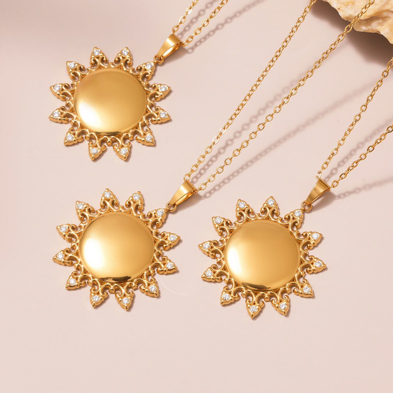 Colier placat cu aur 18K, pandantiv Soare cu detalii filigranate și cristale
