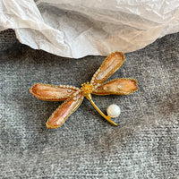 Broșă din cristale naturale  în formă de libelulă cu perla de apă dulce  si placare cu aur