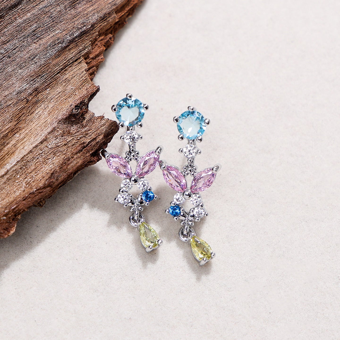 Cercei lungi cu cristale zirconii colorate, placati cu paladiu, ace de argint S925