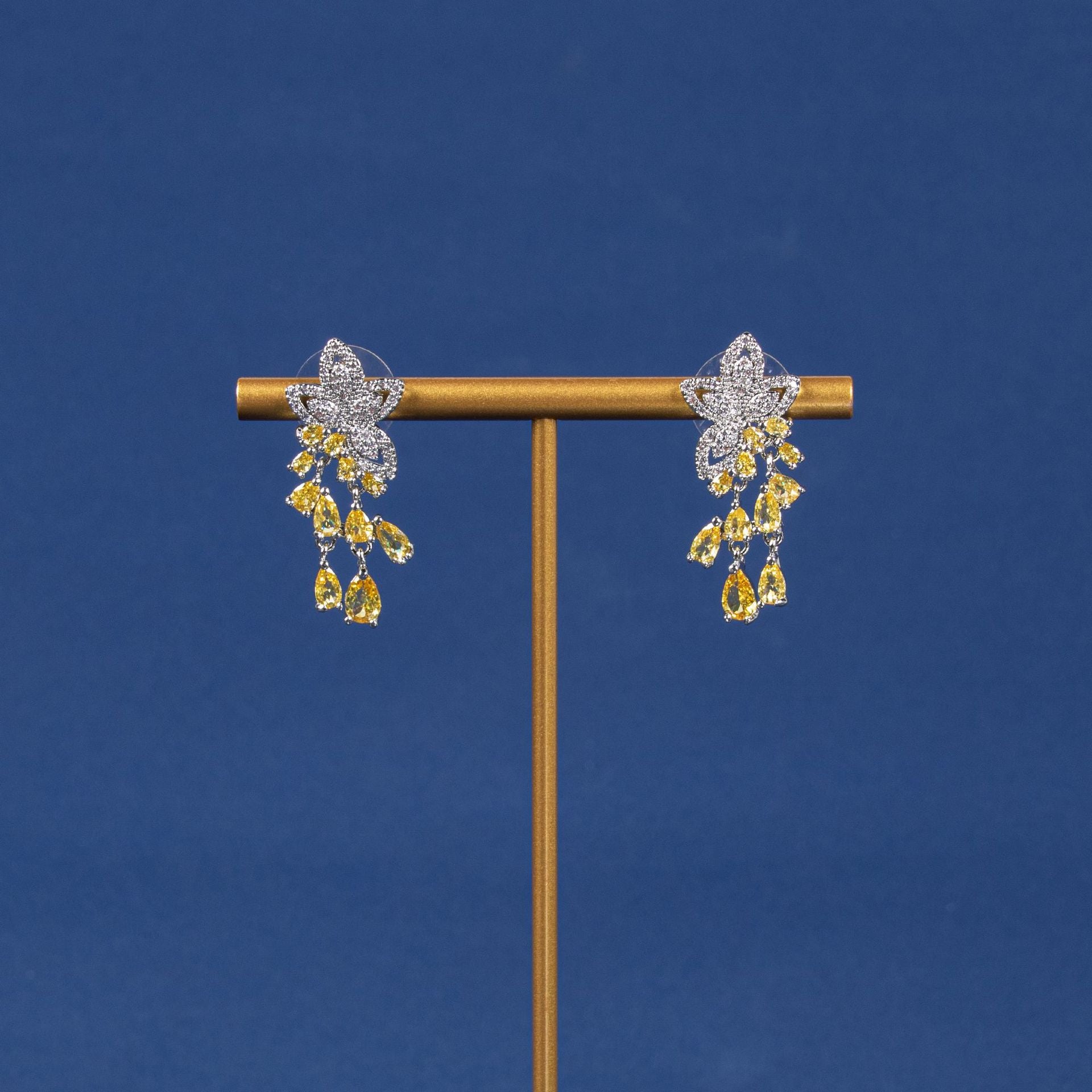 Cercei placati cu paladiu, detalii florale din zirconii si ace din argint S925