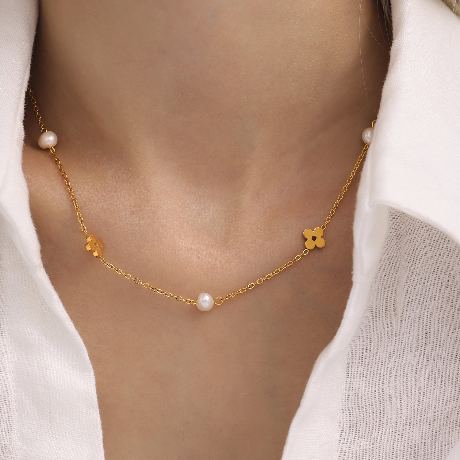 Colier din otel inoxidabil placat cu aur 18K cu flori si perle de cultura