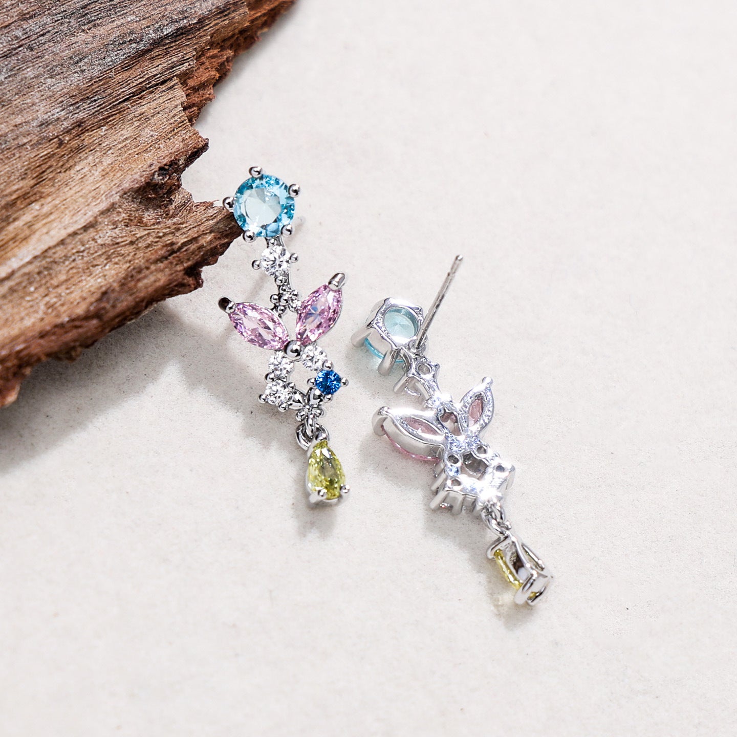 Cercei lungi cu cristale zirconii colorate, placati cu paladiu, ace de argint S925