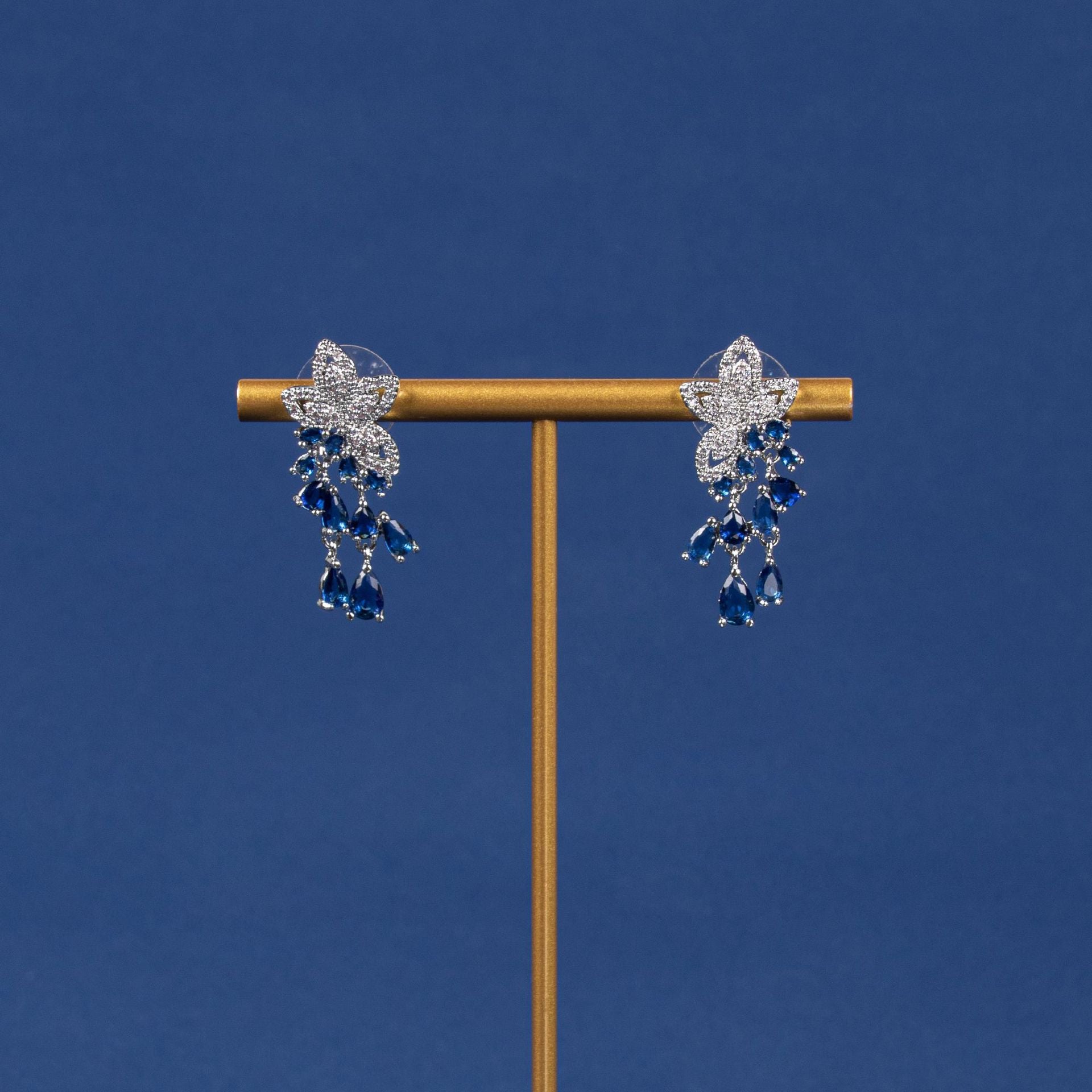 Cercei placati cu paladiu, detalii florale din zirconii si ace din argint S925