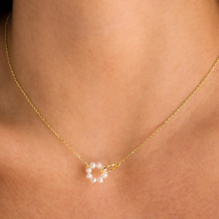 Colier cu pandantiv floare din perle fine și lanț placat cu aur 18K