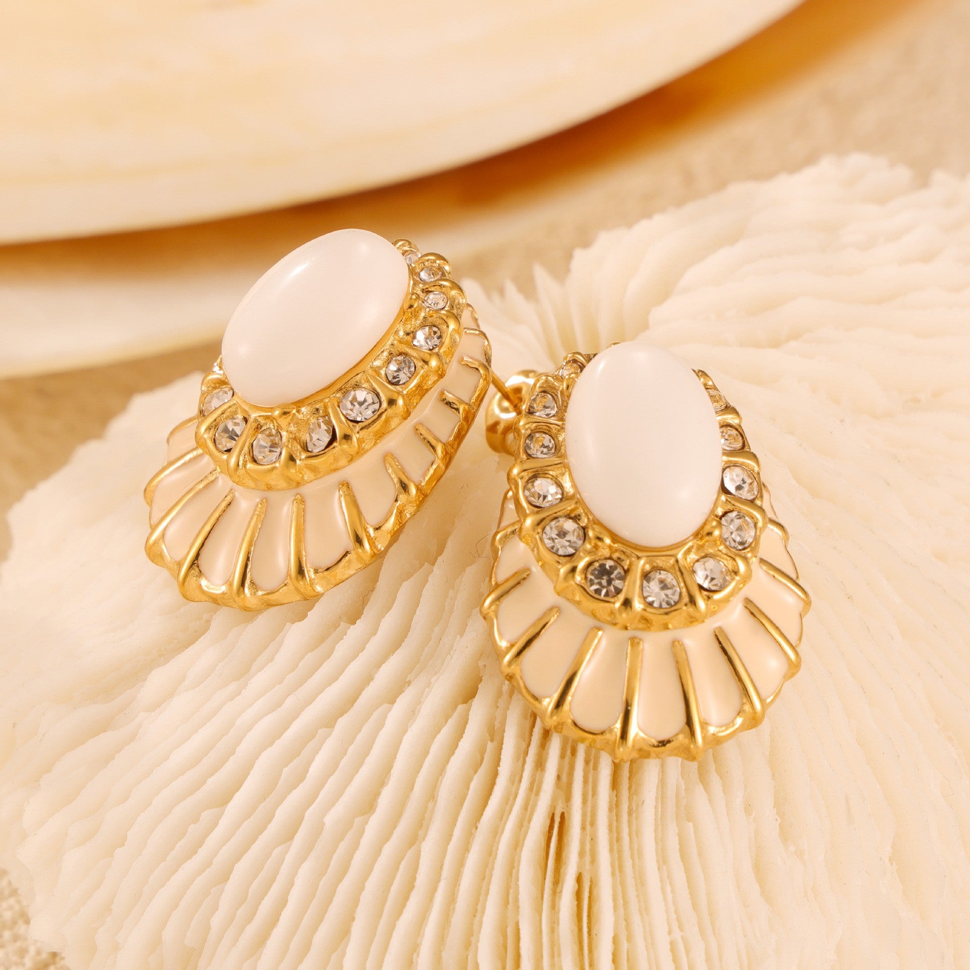 Cercei „Fleur de Lys" din oțel inoxidabil placați cu aur 18K