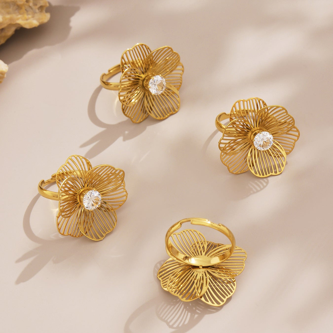 Inel ajustabil cu floare 3D din otel inoxidabil placat cu aur 18K