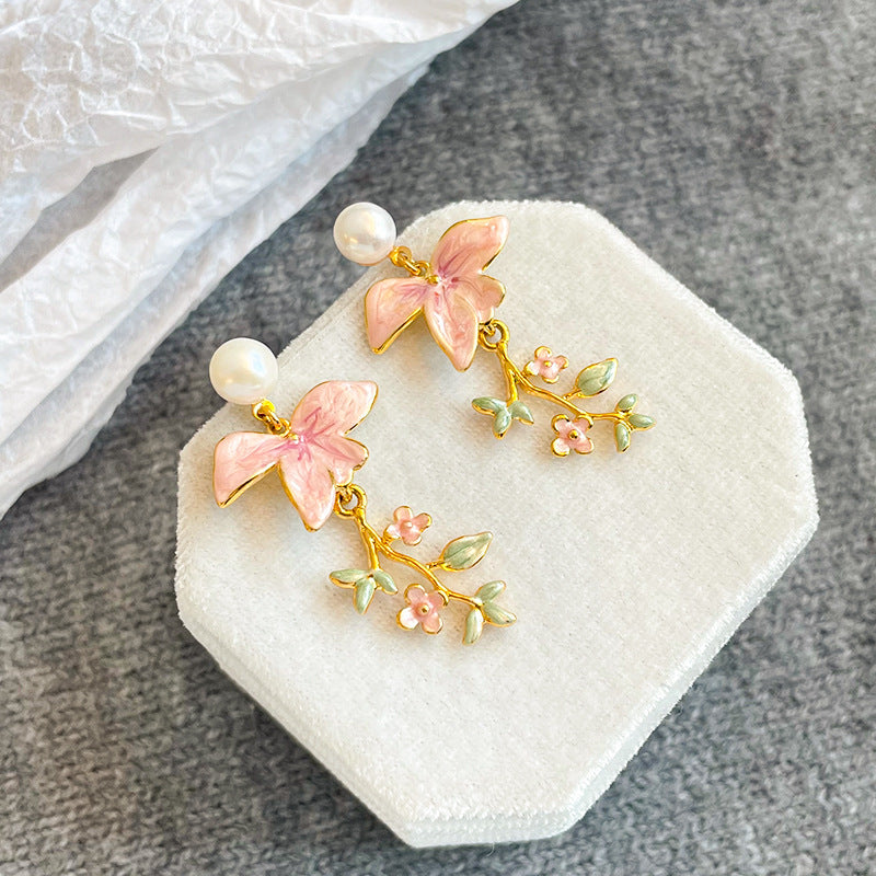 Cercei cu perla din cristal, detalii florale pictate in ulei si ace de argint S925