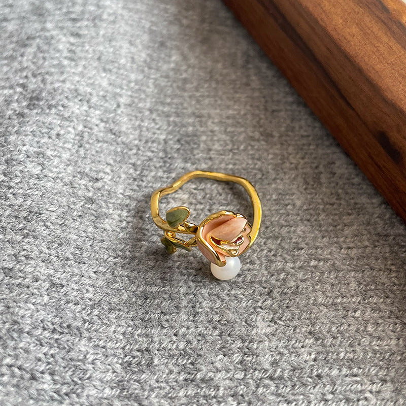 Inel ajustabil cu element floral si perla de apa dulce