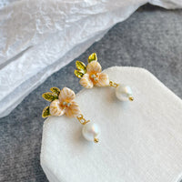 Cercei cu perla din cristal cu detalii florale pictate în ulei și ace de argint S925