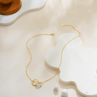 Colier cu pandantiv floare din perle fine și lanț placat cu aur 18K