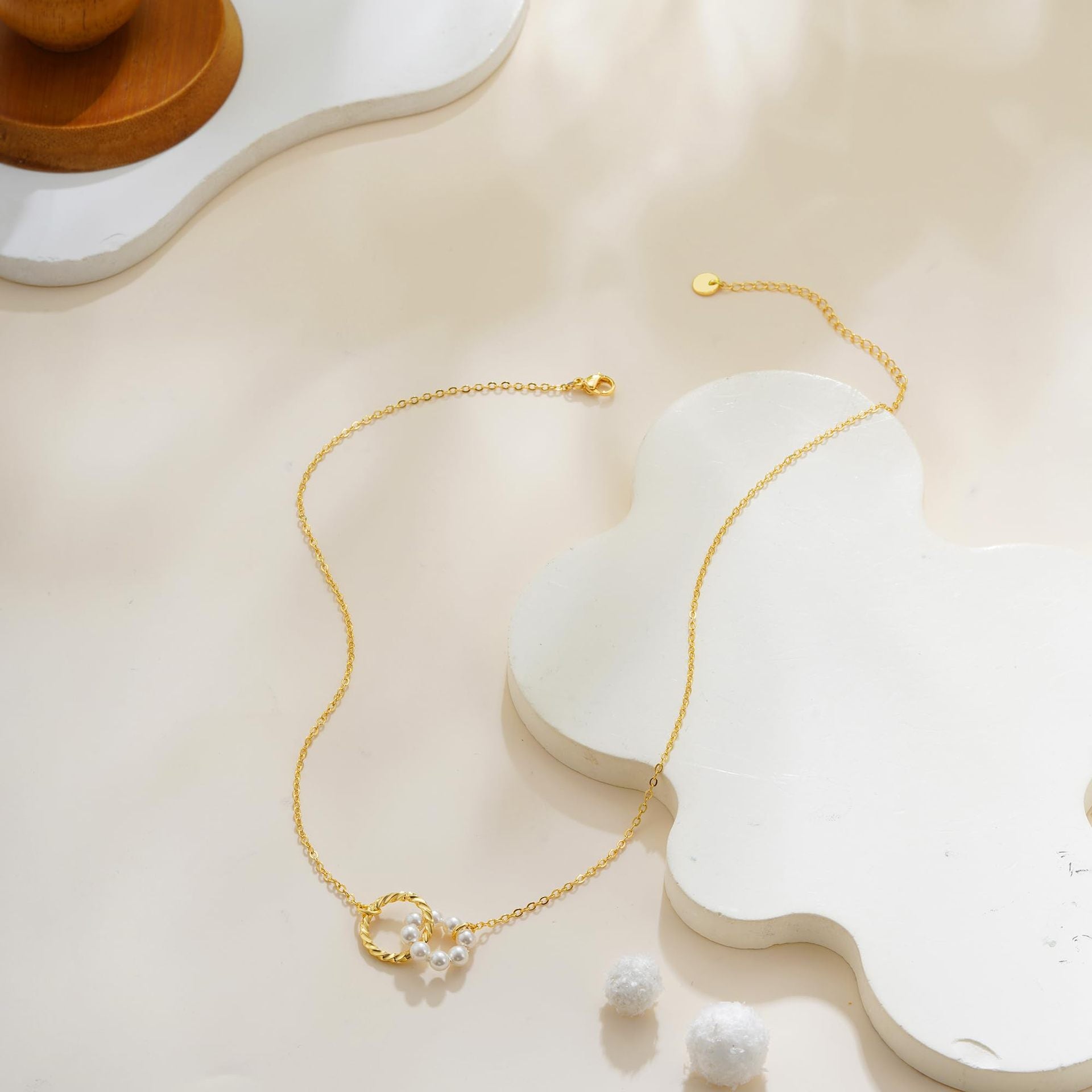 Colier cu pandantiv floare din perle fine și lanț placat cu aur 18K