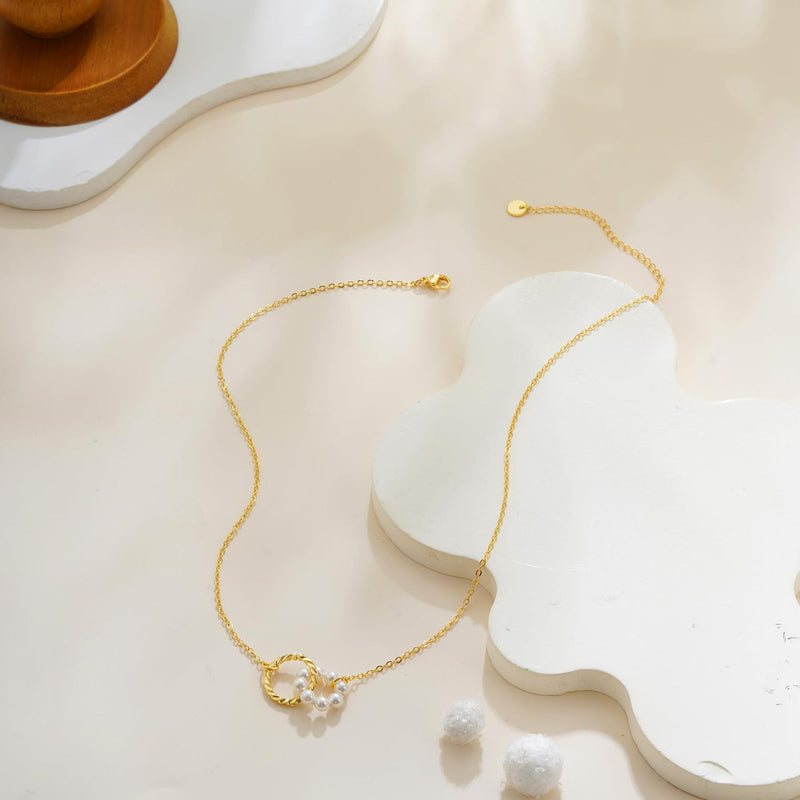 Colier cu pandantiv floare din perle fine și lanț placat cu aur 18K