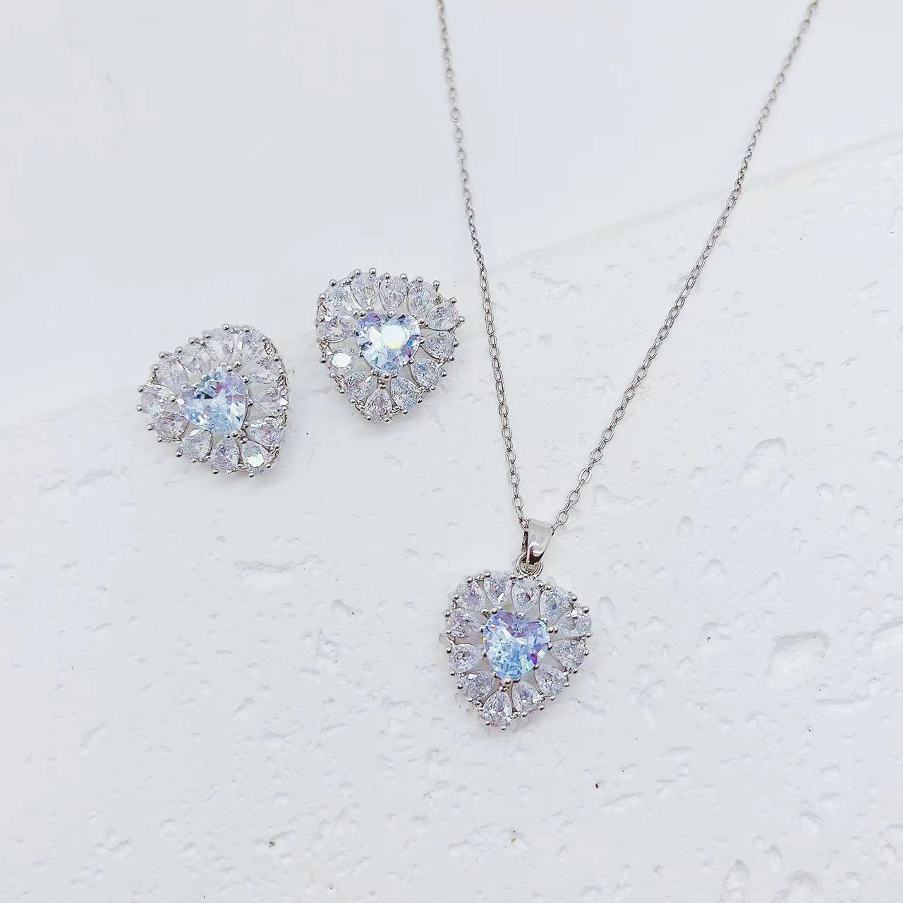 Set placat cu paladiu compus din cercei si colier cu cristale zirconii