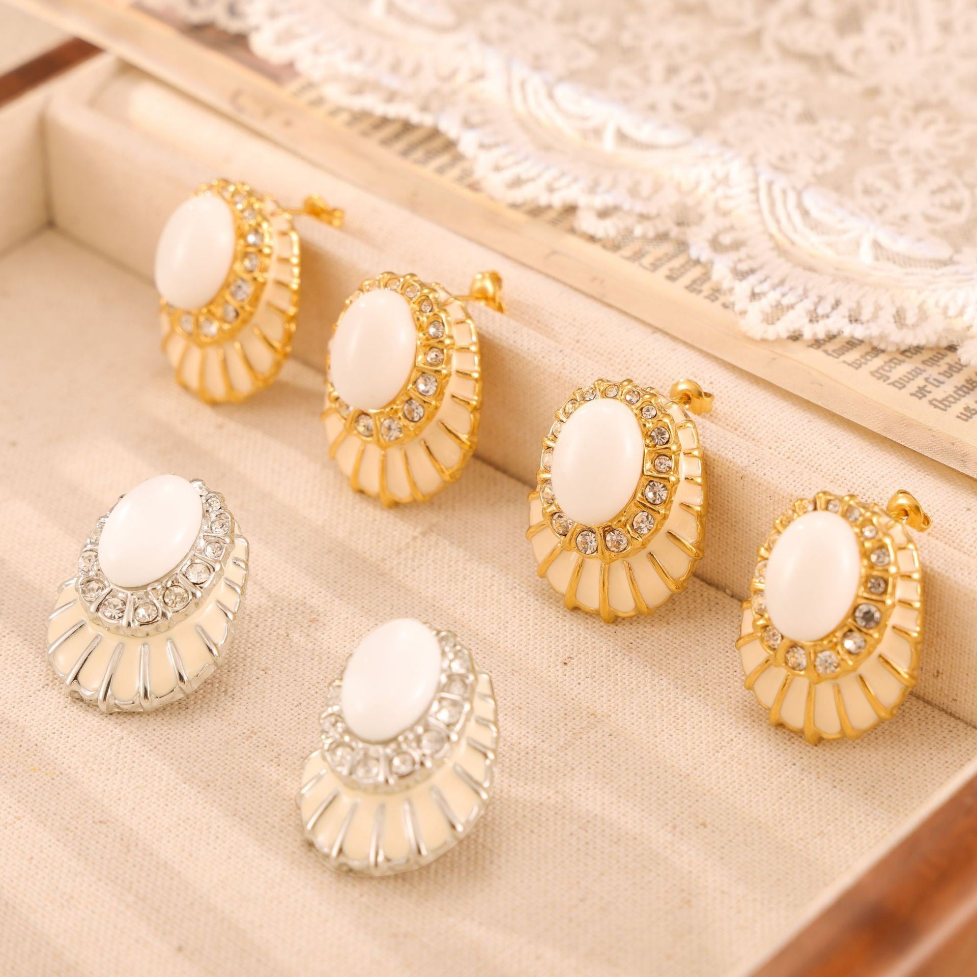 Cercei „Fleur de Lys" din oțel inoxidabil placați cu aur 18K