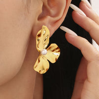 Cercei cu floare asimetrica din otel inoxidabil placat cu aur 18K