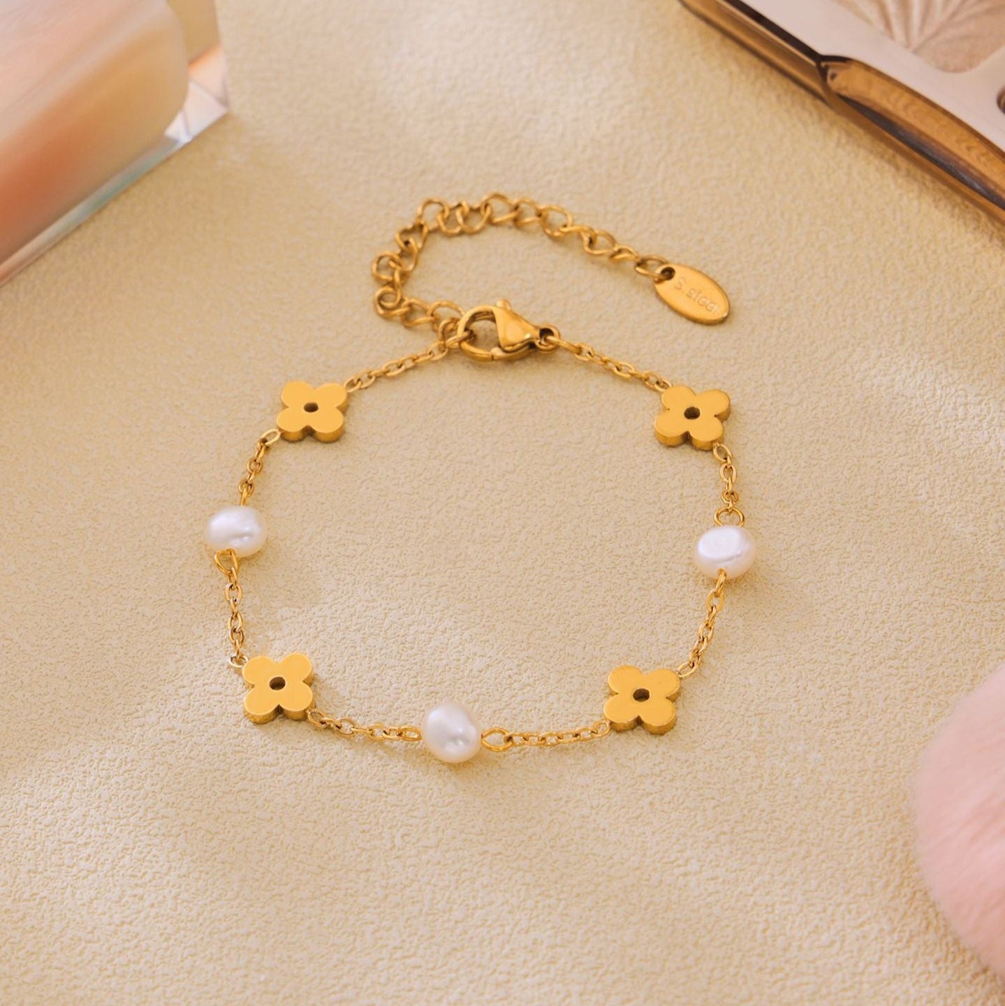 Bratara din otel inoxidabil placat cu aur 18K cu flori si perle de cultura