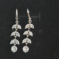 Cercei lungi cu cristale zirconii, placati cu paladiu