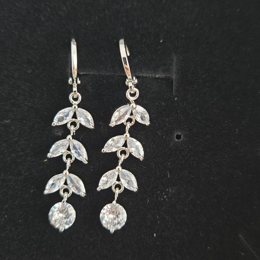 Cercei lungi cu cristale zirconii, placati cu paladiu