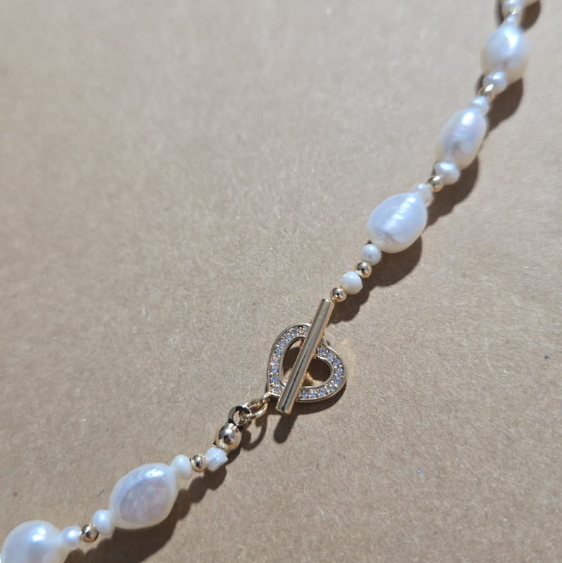 Colier cu perle de apa dulce, inchidere cu pandantiv inima cu zirconii incrustate