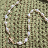 Colier cu perle de apa dulce, inchidere cu pandantiv inima cu zirconii incrustate