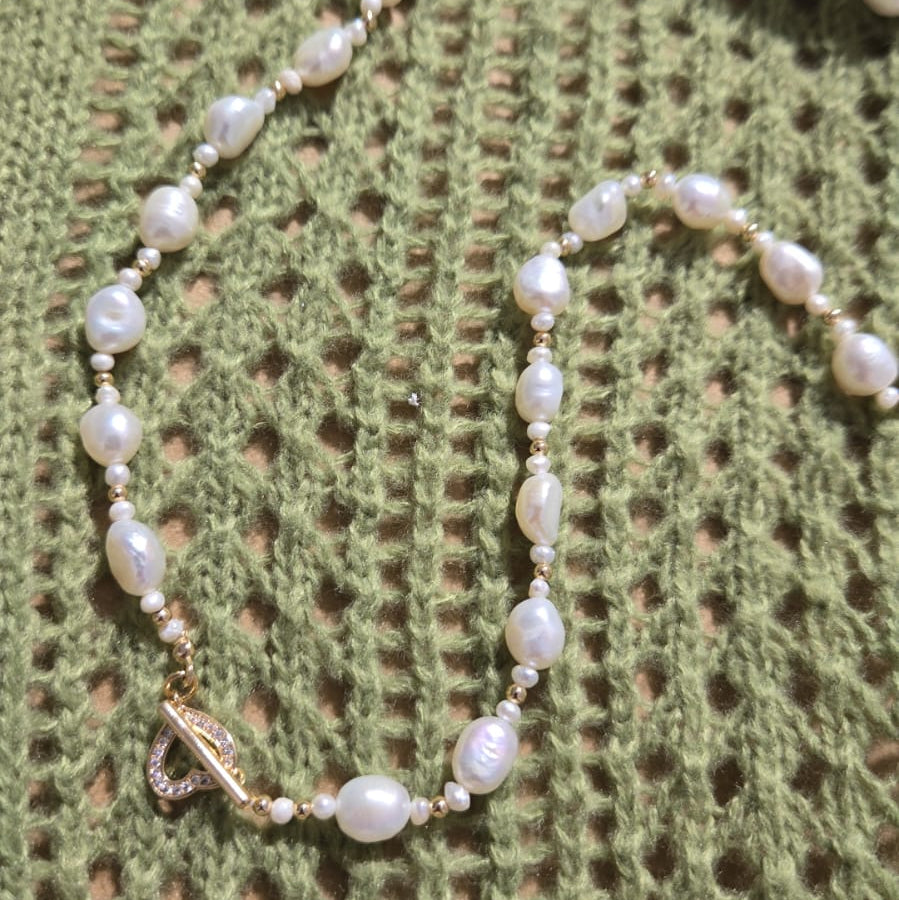 Colier cu perle de apa dulce, inchidere cu pandantiv inima cu zirconii incrustate