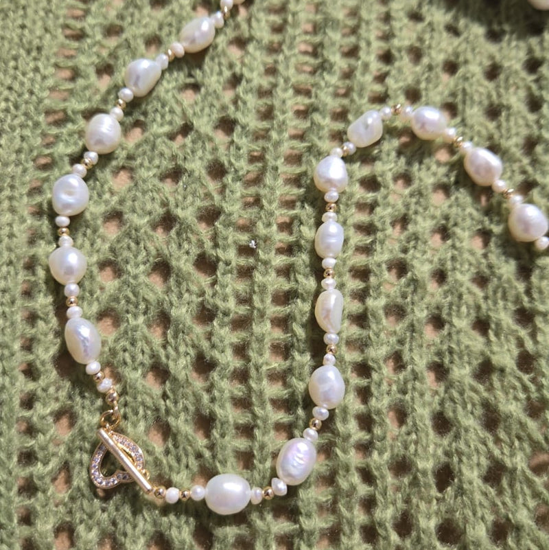 Colier cu perle de apa dulce, inchidere cu pandantiv inima cu zirconii incrustate