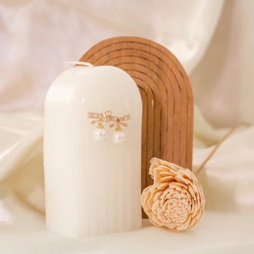Cercei placati cu aur cu funda din cristale zirconii si perla din cristal
