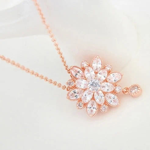 Colier rose gold cu pandantiv cu cristale zirconii