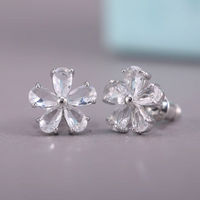 Cercei placati cu paladiu, cu flori din cristale zirconii argintii si ace de argint 925