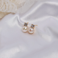 Cercei placati cu aur 14k, cu perla de apa dulce si cristale zirconii, ace de argint S925