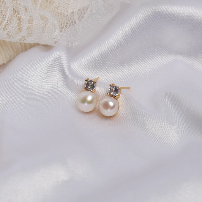 Cercei placati cu aur 14k, cu perla de apa dulce si cristale zirconii, ace de argint S925