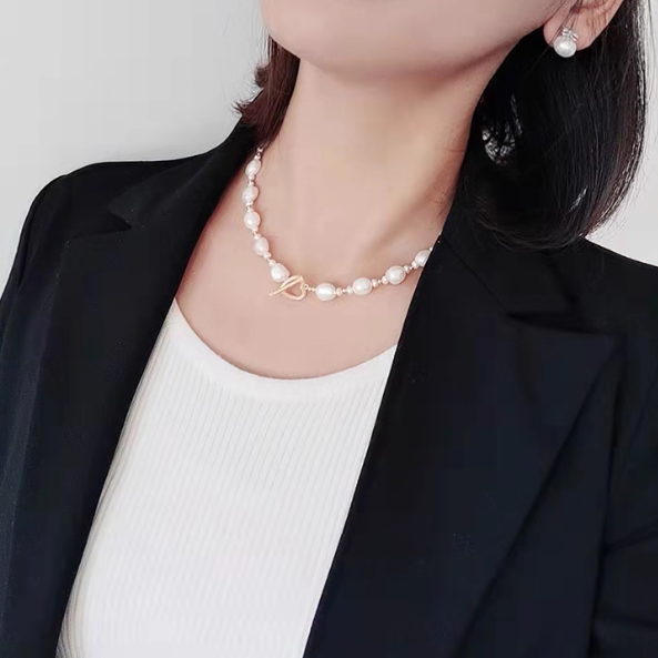 Colier cu perle de apa dulce, inchidere cu pandantiv inima cu zirconii incrustate