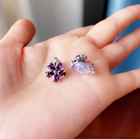 Cercei mici cu floare din cristale zirconii  si inchidere prin clips