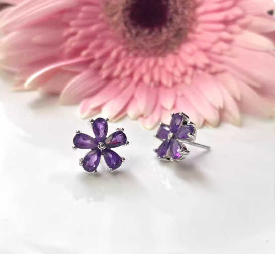 Cercei placati cu paladiu, cu flori din cristale zirconii mov si ace de argint 925