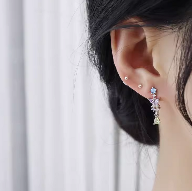 Cercei lungi cu cristale zirconii colorate, placati cu paladiu, ace de argint S925