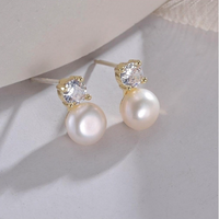 Cercei placati cu aur 14k, cu perla de apa dulce si cristale zirconii, ace de argint S925