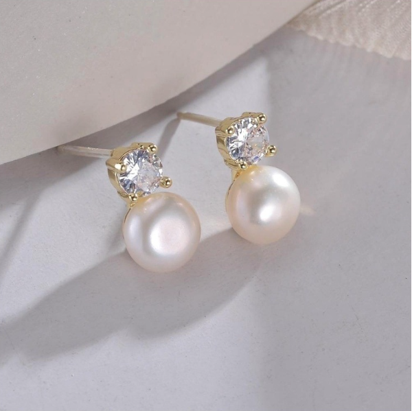 Cercei placati cu aur 14k, cu perla de apa dulce si cristale zirconii, ace de argint S925