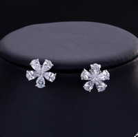 Cercei placati cu paladiu, cu flori din cristale zirconii argintii si ace de argint 925