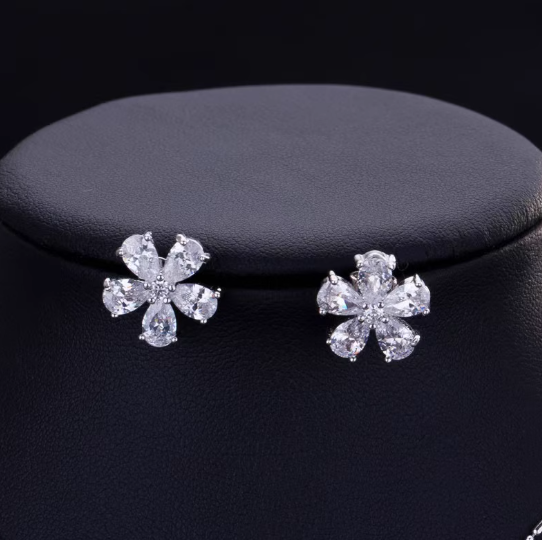 Cercei placati cu paladiu, cu flori din cristale zirconii argintii si ace de argint 925