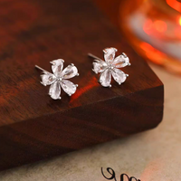 Cercei placati cu paladiu, cu flori din cristale zirconii argintii si ace de argint 925