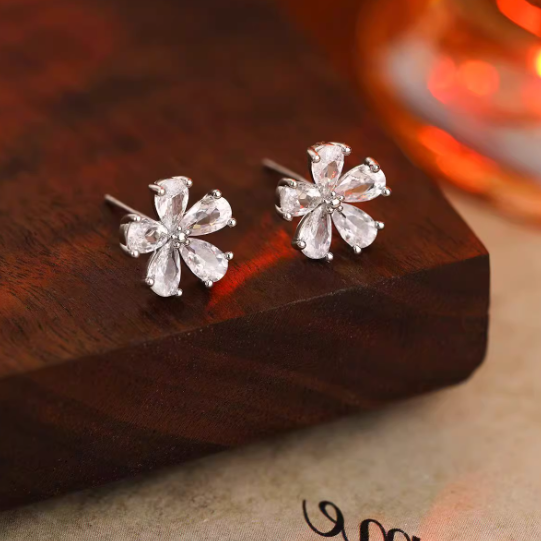 Cercei placati cu paladiu, cu flori din cristale zirconii argintii si ace de argint 925